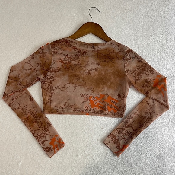 Pretty Little Thing Long Sleeve Crop Top - Picture 2 of 3